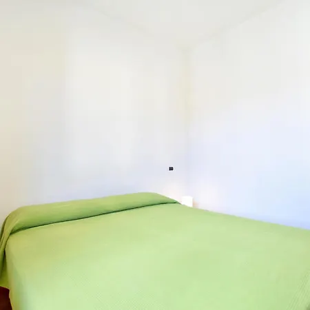 4 Bedroom Cozy In Λίντο ντι Καμαϊόρε